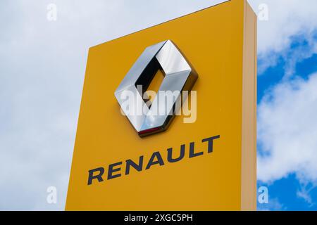 Telford, Royaume-Uni - 8 juillet 2024 : logo et nom de Renault Motor Company à l'extérieur d'une salle d'exposition d'un concessionnaire automobile Banque D'Images