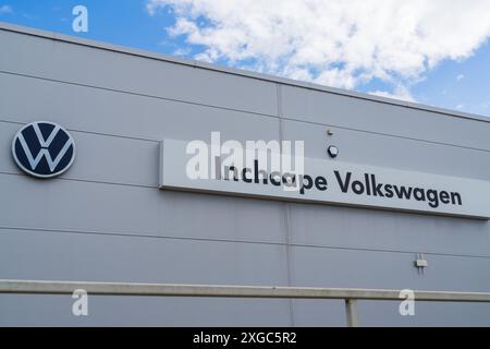 Telford, Royaume-Uni - 8 juillet 2024 : signalisation externe du concessionnaire automobile britannique, salle d'exposition Inchcape Volkswagen Banque D'Images