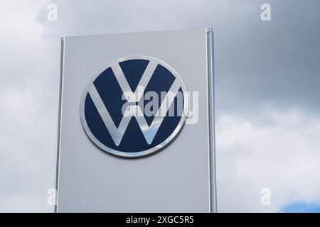 Telford, Royaume-Uni - 8 juillet 2024 : logo Volkswagen Motor Company à l'extérieur d'une salle d'exposition d'un concessionnaire automobile Banque D'Images