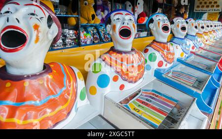 Tauranga Nouvelle-Zélande - 15 avril 2012 ; Une rangée de clowns de jeu de carnaval de Sidehow avec la bouche ouverte diminuant dans la distance. Banque D'Images