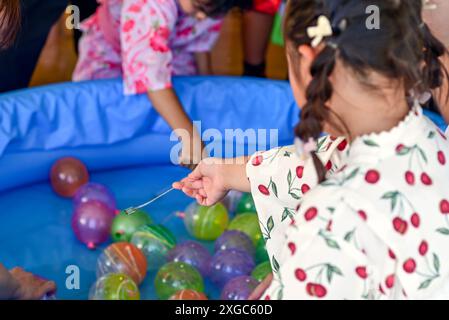 Yo-yo Fishing - un jeu japonais de festival d'été pour les enfants également connu sous le nom de yo-yo tsuri Banque D'Images