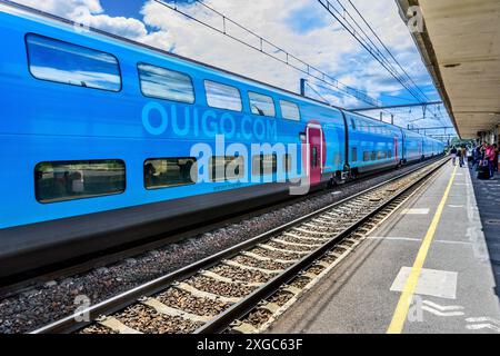 Train électrique à grande vitesse OuiGo TGV double longueur et double pont à la gare de Saint-Pierre-des-corps, Tours, Indre-et-Loire (37), France. Banque D'Images