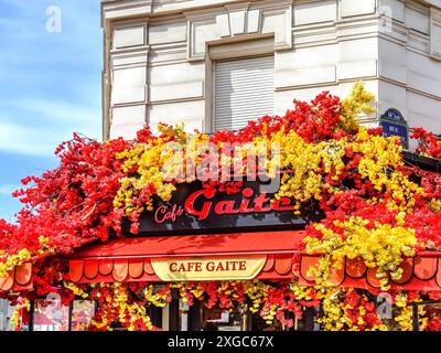 Décoration florale au-dessus du Café Gaité sur la rue de la Gaité, Paris 75014, France. Banque D'Images