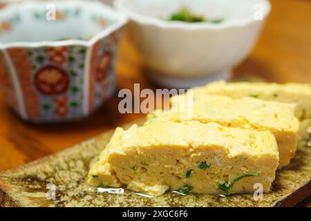 Cuisine japonaise à domicile Dashimaki Tamago Banque D'Images