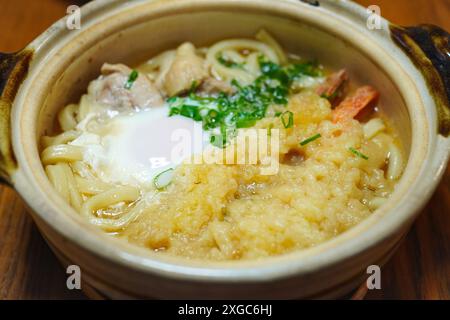 Nouilles Nabeyaki Udon faites maison (hot pot japonais udon) Banque D'Images