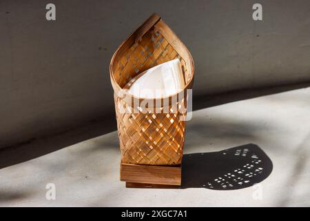 Boîte à mouchoirs en bambou tissé Banque D'Images