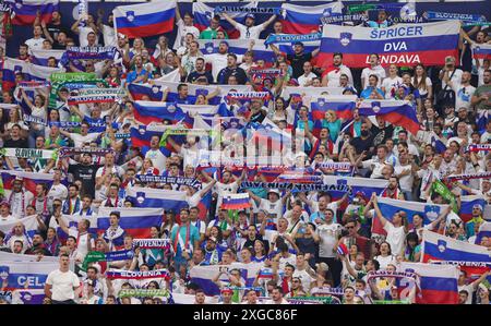 Francfort, Deutschland. 01 juillet 2024. firo : 01.07.2024, Football, Football : UEFA EURO 2024, EM, Championnat d'Europe 2024, Round of 16, finale 1/8, M41, match 41, POR, Portugal - SLO, Slovénie fans Slovénie crédit : dpa/Alamy Live News Banque D'Images