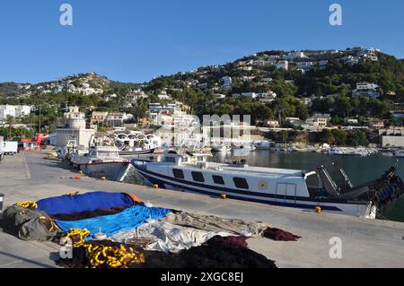 Scène portuaire pittoresque avec des bateaux de pêche et des filets séchant au soleil, et des maisons sur la colline au-dessus du port historique, Javea, Alicante, Province Banque D'Images