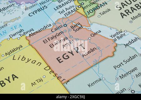 Macro photo de la carte politique de l'Egypte avec les frontières du pays et les villes les plus importantes Banque D'Images