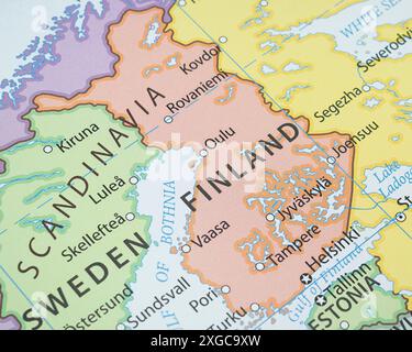 Gros plan sur une carte politique importante de la Finlande avec les frontières des pays et la plupart des villes Banque D'Images