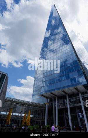 Londres - 06 10 2022 : vue sur le gratte-ciel Shard depuis London Bridge St. Banque D'Images