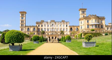 Île de Wight Osborne House Île de Wight East Cowes Île de Wight Angleterre GB Europe - topiary dans la terrasse arrière jardins et chemin Banque D'Images