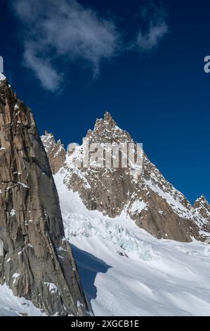 France, haute Savoie, massif du Mont Blanc, Chamonix, aiguille du midi, descente de la Vallée Blanche en ski hors piste, du glacier de l'envers du Plan et de la dent du requin Banque D'Images