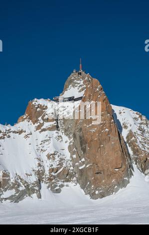 France, haute Savoie, massif du Mont Blanc, Chamonix, aiguille du midi, descente de la Vallée Blanche en ski hors piste, depuis le col du gros Rognon, vue vers la face sud de l'aiguille du midi Banque D'Images