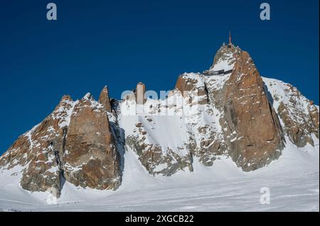 France, haute Savoie, massif du Mont Blanc, Chamonix, aiguille du midi, descente de la Vallée Blanche en ski hors piste, depuis le col du gros Rognon, vue vers la face sud de l'aiguille du midi Banque D'Images