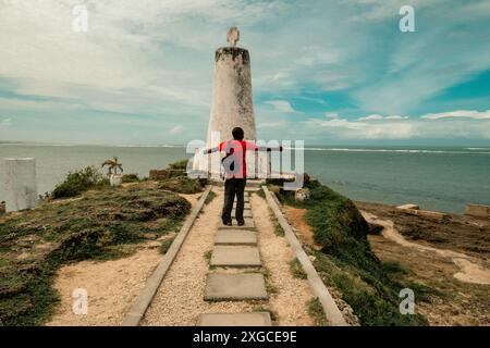 Vue arrière d'un homme debout au pilier Vasco Da Gama - Un monument historique dans la ville de Malindi au Kenya Banque D'Images