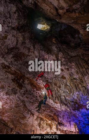 France, Gard, Mejannes-le-Clap, grotte de la Salamandre, rappel et découverte de la grotte Banque D'Images