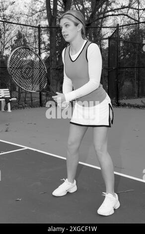 Adolescente cente caucasienne avec raquette de tennis en attente d'un service pendant un match. ÉTATS-UNIS Banque D'Images