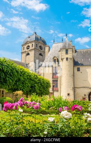 France, Orne, Alençon, la maison d'Oze et la basilique notre Dame d'Alençon Banque D'Images