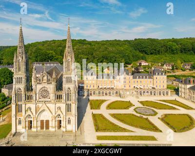 France, Orne, la Chapelle Montligeon, le sanctuaire de notre Dame de Montligeon et sa basilique (vue aérienne) Banque D'Images