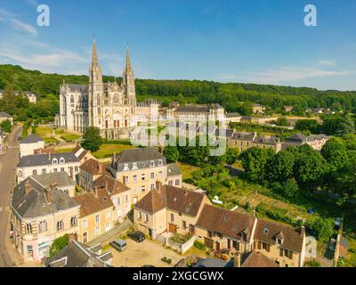 France, Orne, la Chapelle Montligeon, le sanctuaire de notre Dame de Montligeon et sa basilique (vue aérienne) Banque D'Images