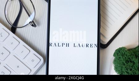 New York, États-Unis - 11 juin 2024 : logo Ralph Lauren sur l'écran du téléphone, icône de l'entreprise. Banque D'Images