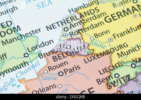 Gros plan sur une carte politique belge importante avec les frontières des pays et la plupart des villes Banque D'Images