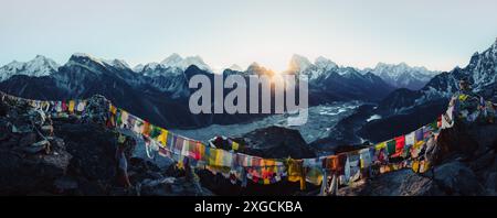 Le plus grand glacier du Népal - glacier Ngozumpa, Cholatse, Taboche avec les deux lacs Gokyo est visible dans ce panorama époustouflant du sommet de 5350 Banque D'Images