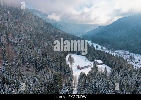 France, Vosges (88), Parc naturel régional des ballons des Vosges, Xonrupt Longemer, massif des Vosges sous la neige (vue aérienne) Banque D'Images