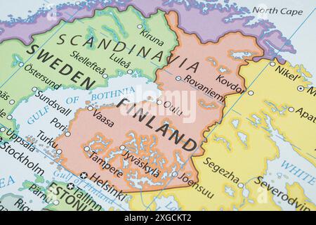 Gros plan sur une carte politique importante de la Finlande avec les frontières des pays et la plupart des villes Banque D'Images