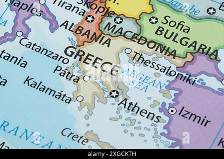 Gros plan sur une carte politique de la Grèce avec les frontières du pays et la plupart des villes Banque D'Images