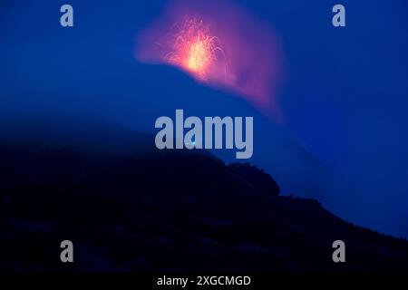 Éruption de Stromboli la nuit, 2024, Iles Eoliennes Banque D'Images
