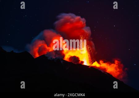 Éruption de Stromboli la nuit, 2024, Iles Eoliennes Banque D'Images