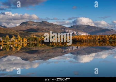 beau paysage montagneux reflété sur l'eau avec des nuages dans le ciel Banque D'Images