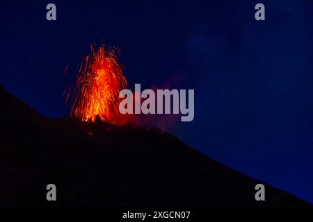 Éruption de Stromboli la nuit, 2024, Iles Eoliennes Banque D'Images