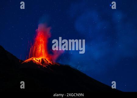 Éruption de Stromboli la nuit, 2024, Iles Eoliennes Banque D'Images