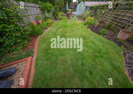 Un jardin de banlieue londonien un jour gris d'été, juillet 2024 Banque D'Images