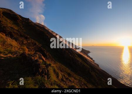 Éruption de Stromboli la nuit, 2024, Iles Eoliennes Banque D'Images