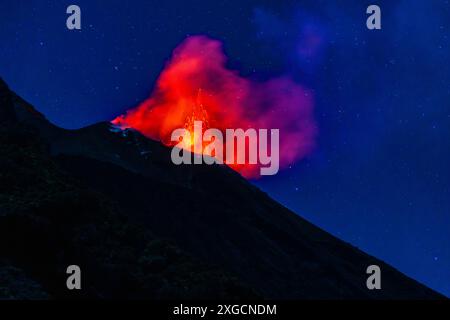 Éruption de Stromboli la nuit, 2024, Iles Eoliennes Banque D'Images