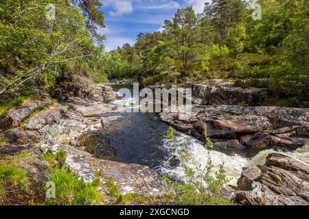 La rivière Affric qui traverse Glen Affric, Inverness, Écosse Banque D'Images