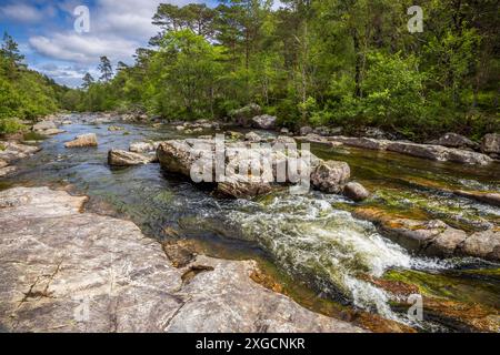 La rivière Affric qui traverse Glen Affric, Inverness, Écosse Banque D'Images