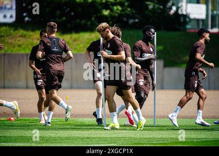 Spieler beim Aufwaermen GER, Training FC, Pauli, Fussball, Bundesliga, saison 2024/2025, 08.07.2024 Foto : Eibner-Pressefoto/Marcel von Fehrn Banque D'Images