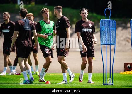 Spieler beim Aufwaermen GER, Training FC, Pauli, Fussball, Bundesliga, saison 2024/2025, 08.07.2024 Foto : Eibner-Pressefoto/Marcel von Fehrn Banque D'Images