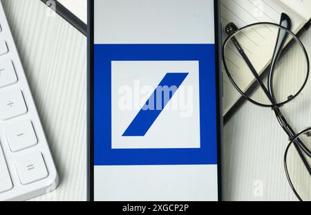 New York, États-Unis - 21 juin 2024 : logo Deutsche Bank sur l'écran du téléphone, icône de la société. Banque D'Images