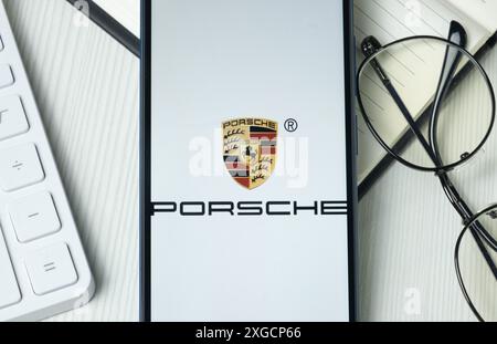 New York, États-Unis - 21 juin 2024 : logo Porsche sur l'écran du téléphone, icône de l'entreprise. Banque D'Images