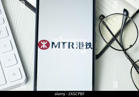 New York, États-Unis - 21 juin 2024 : logo de MTR Corporation sur l'écran du téléphone, icône de la société. Banque D'Images