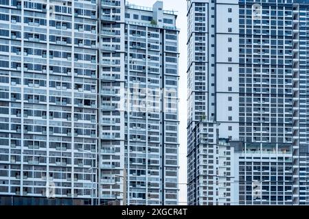 Modèle de verre de fenêtre d'immeuble de bureaux dans l'architecture de verre du matin, bâtiment d'entreprise, journée, filtre graphique bleu de concept d'entreprise. Banque D'Images