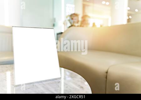 Support de menu vide de restaurant en plastique sur la table blanche avec une image floue de fond d'hôpital, publicité, concept commercial et marketing, copie s. Banque D'Images