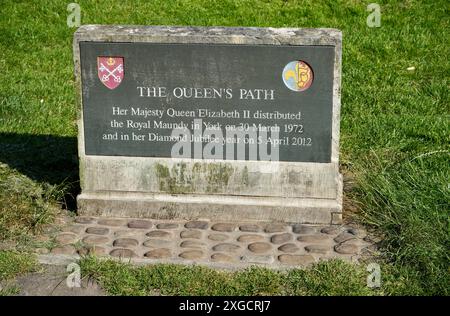 La plaque du chemin de la Reine commémorant la distribution de l’argent Royal Maundy par sa Majesté la reine Elizabeth II en 1972 et de nouveau en 2012. Banque D'Images