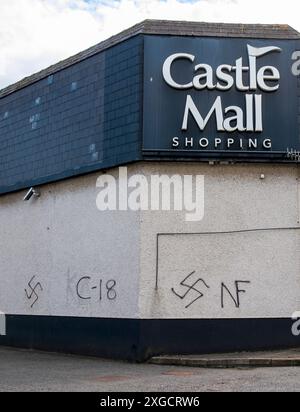 Graffiti sur un mur du centre commercial Castle Mall à Antrim. La police enquête sur cinq rapports faisant état de graffitis racistes gravés sur les murs de propriétés à Antrim. Le martelage de swastikas et de graffitis de combat du groupe néo-nazi 18 dans la ville a eu lieu entre dimanche et lundi. Date de la photo : lundi 8 juillet 2024. Banque D'Images